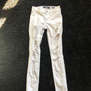 WHITE RIPPED HOLLISTER JEANS